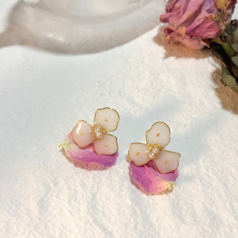 Resin earrings | stud earrings resin | Flora Jewelry | flower stud jewelry - ต่างหู - เรซิน ขาว