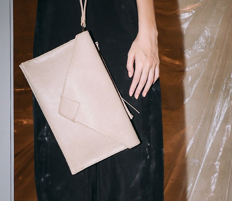 Envelope shape with shoulder dual-use bag apricot - Messenger Bags & Sling Bags - Genuine Leather Khaki