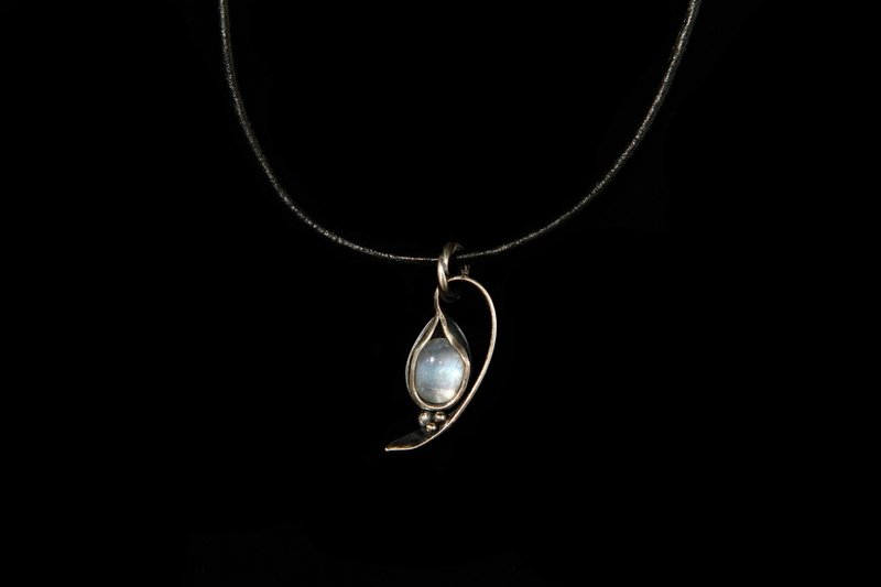 【Series of Crystal】Moonstone silver wavy mini pendant 9 - Necklaces - Gemstone Multicolor