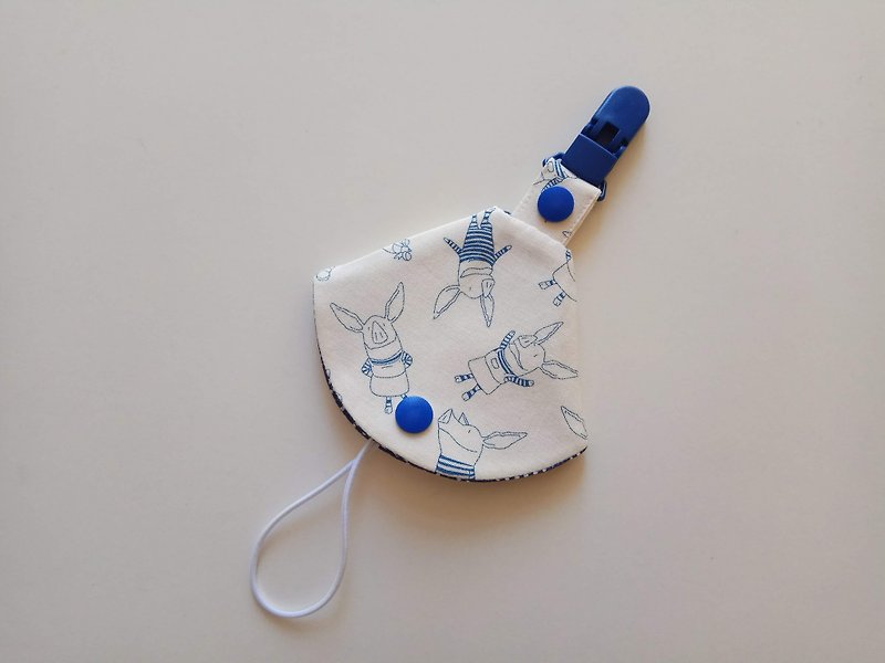 Cute pig two-in-one pacifier clip < pacifier dust bag + pacifier clip> dual function - ผ้ากันเปื้อน - ผ้าฝ้าย/ผ้าลินิน สีน้ำเงิน