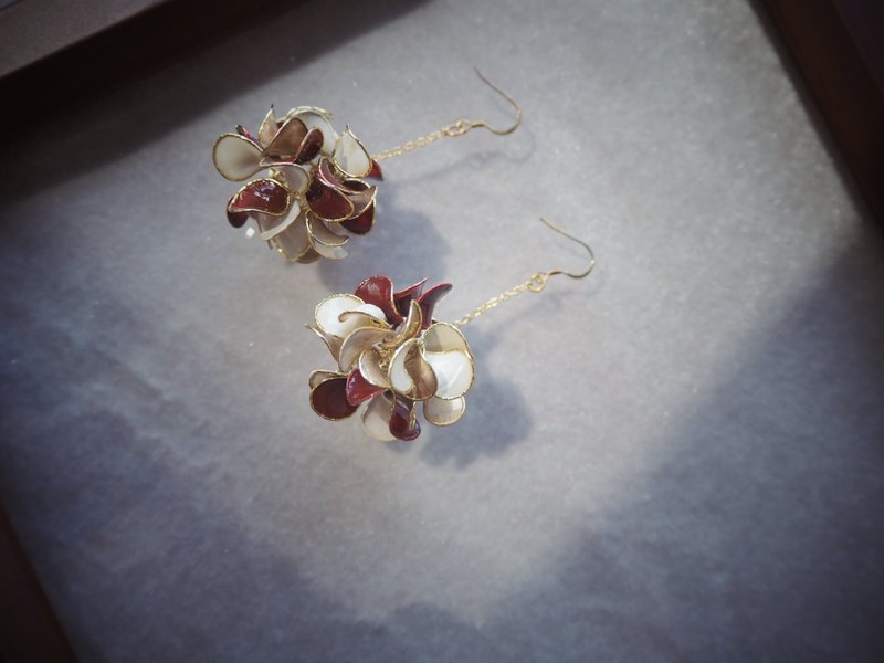 Flowers blooming wealth and romantic flower ball pendant type resin earrings - Earrings & Clip-ons - Resin Red