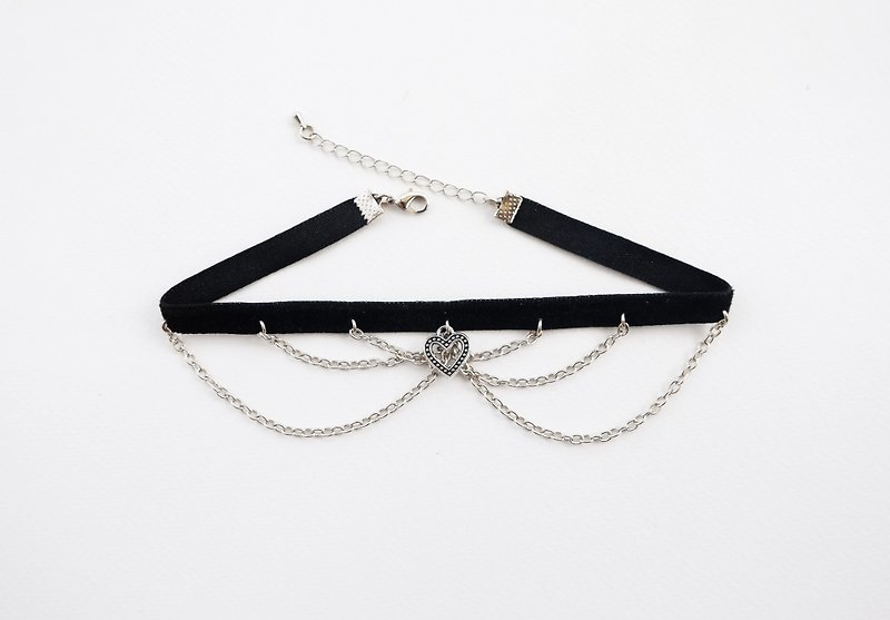 Chain and heart charm velvet choker / necklace in black - สร้อยคอ - วัสดุอื่นๆ สีดำ