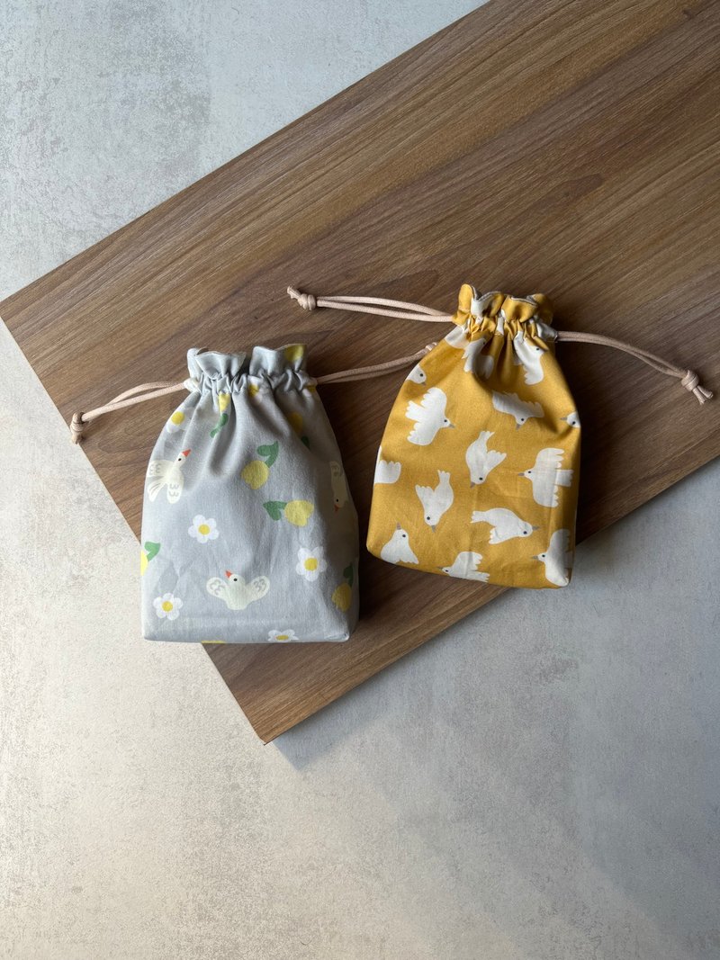 Drawstring bag丨White bird gray and yellow - กระเป๋าหูรูด - ผ้าฝ้าย/ผ้าลินิน 