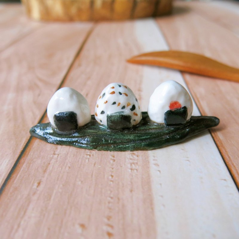 Hand Pinch Pen Holder Triangular Rice Ball and Leaf Paperweight Pottery | Birthday Gift - Pen & Pencil Holders - Porcelain White