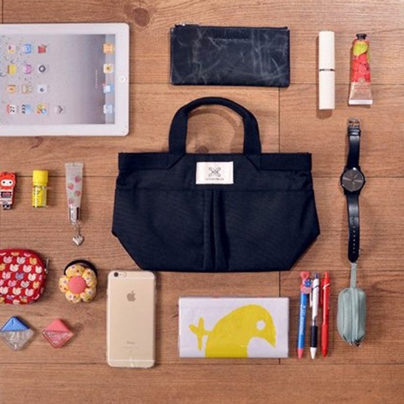 LaPoche Secrete: Exchanging Gifts_Elegant Storage Bag Medium Bag_Black - กระเป๋าเครื่องสำอาง - วัสดุกันนำ้ สีดำ