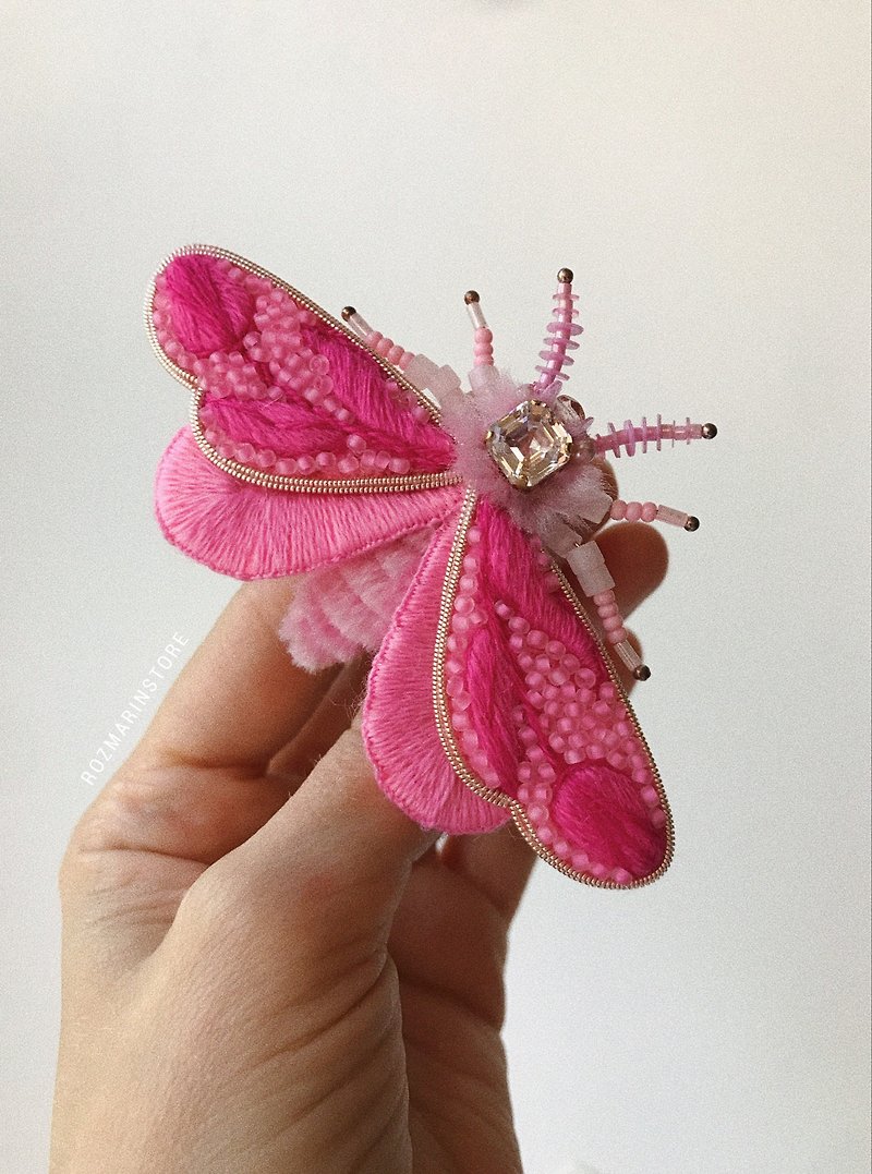 Beaded brooch pink moth Embroidered brooch Butterfly brooch Handmade jewelry - เข็มกลัด - งานปัก สึชมพู