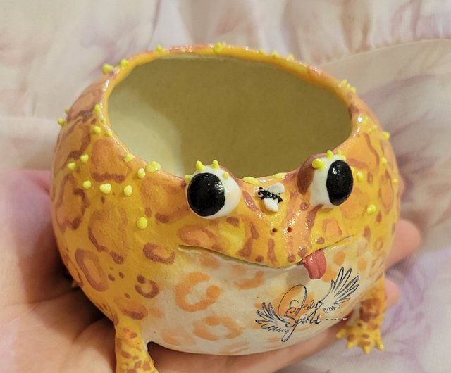 聖霊の手作りの金色の角のあるカエルの小さな陶器の鉢、愚かなカエルの