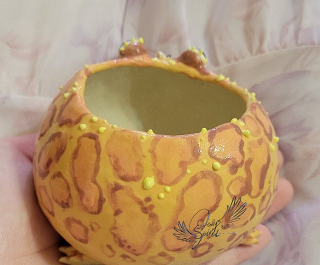 聖霊の手作りの金色の角のあるカエルの小さな陶器の鉢、愚かな