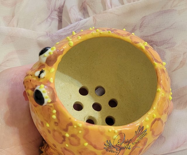 小さなカエルが取手の蓋付き菓子器 青貝の象嵌付き　木製です 小さなカエルが取手の蓋付き菓子器 青貝の象嵌付き 木製です
