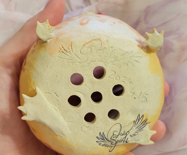 小さなカエルが取手の蓋付き菓子器 青貝の象嵌付き 木製です 美術