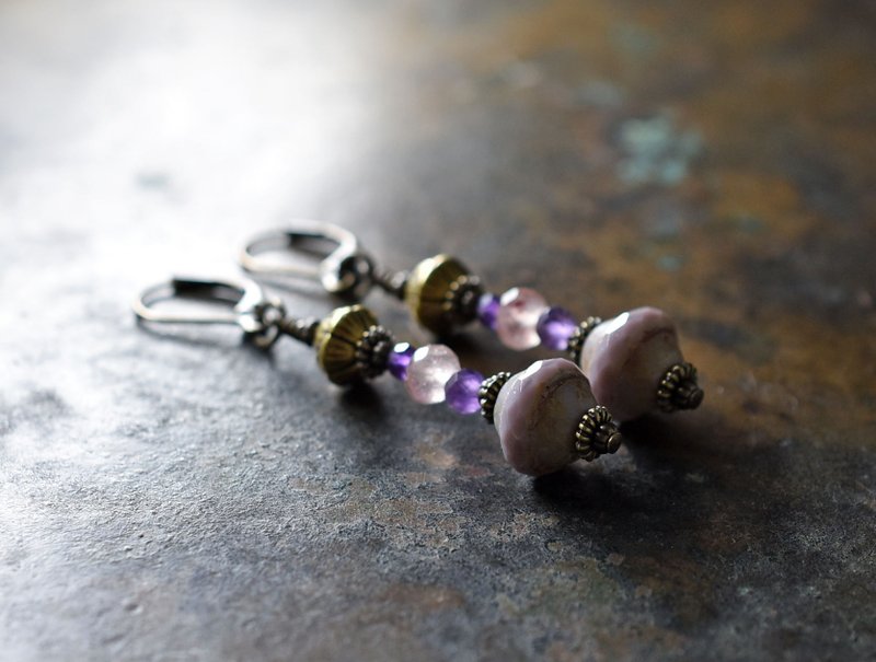 Lilac colored Czech beads and lotus brass, strawberry quartz and amethyst earrings - Earrings & Clip-ons - Glass Purple