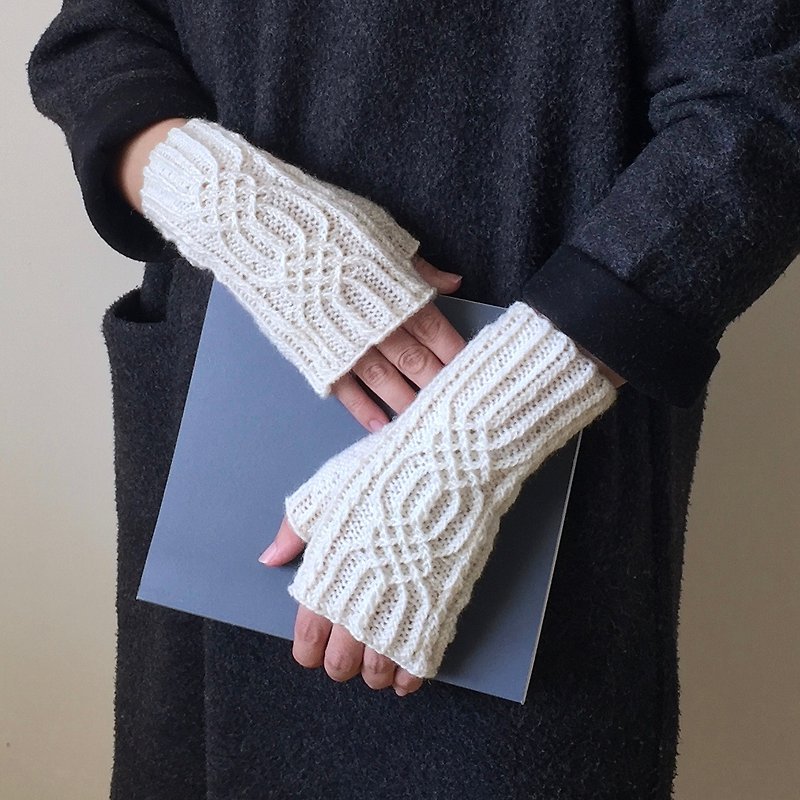 曉織物-手工編織羊毛立體花紋露指手套-結 (白/現貨） - 手套/手襪 - 羊毛 白色