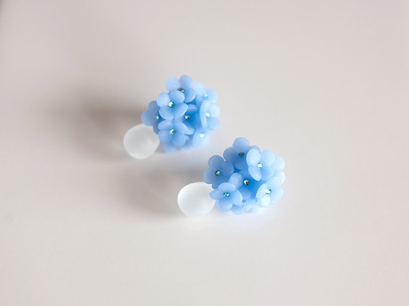 雫と紫陽花のイヤリング/ブルー - ピアス・イヤリング - 粘土 ブルー