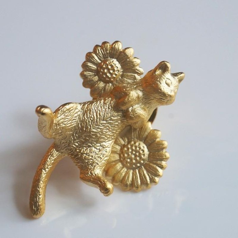 Cat pin brooch matt gold - เข็มกลัด - โลหะ 