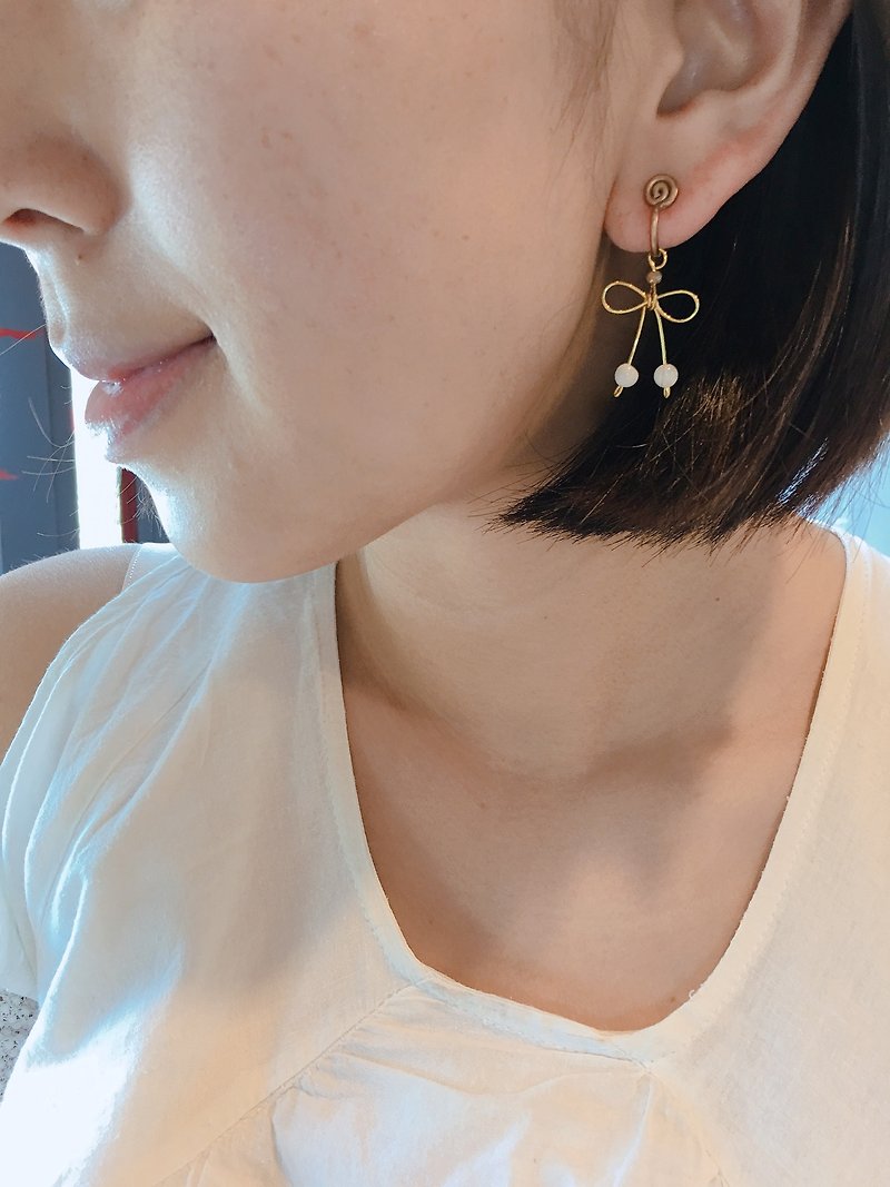 Painless Clip-On/ bow handmade earrings - ต่างหู - ทองแดงทองเหลือง 