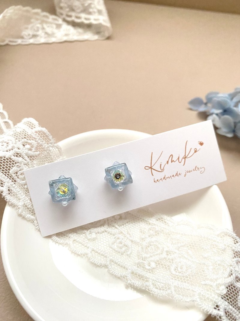 アイスブルーグレーの星の軌跡、柔らかな光を放つ幾何学ピアス・静謐の光シリーズ 第二弾 - ピアス・イヤリング - ステンレススチール ブルー