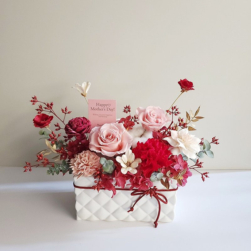 ひし形の深紅のピンクのサンゴの長い鉢に入った乾燥した永遠のバラのテーブルフラワー | 写真 - ドライフラワー・ブーケ - 寄せ植え・花 レッド