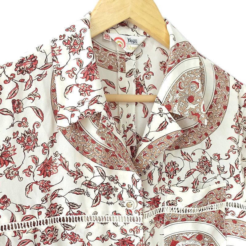 │Slowly│ vintage top 19│vintage. Retro. Literature - Women's Shirts - Polyester Multicolor