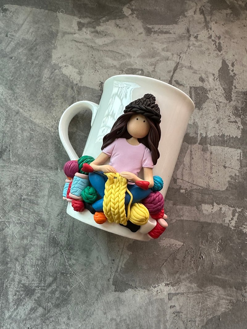 女の子と編み物。編み物用のマグカップ。手作りのティーカップ。肖像画のマグカップ、面白いカップ - 花瓶・植木鉢 - ガラス ホワイト