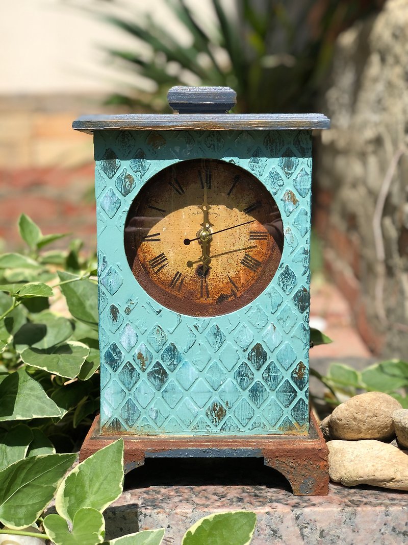 Textural vintage rustic turquois mantel clock with velvet box - Clocks - Wood Blue