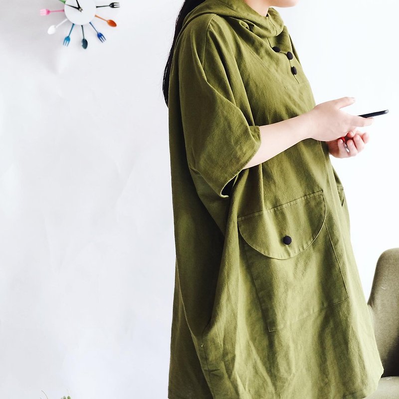 橄欖綠 斗篷式寬版短袖連帽上衣 - 中性衛衣/T 恤 - 棉．麻 綠色