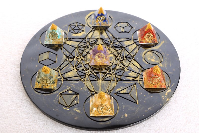【客製化禮物】七脈輪符號迷你奧剛金字塔擺陣組-Orgonite水晶礦 - 擺飾/家飾品 - 水晶 多色