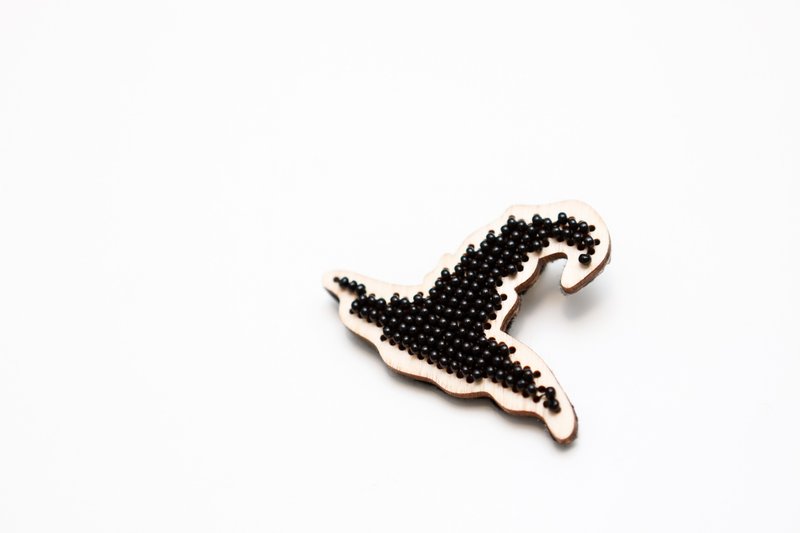 halloween witch hat brooch gift ; halloween pin ; wooden pin ; anime style - เข็มกลัด/พิน - ไม้ สีดำ