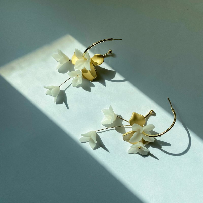 Daphne 瑞香-樹脂白花耳圈 - 耳環/耳夾/耳骨夾 - 黏土 白色