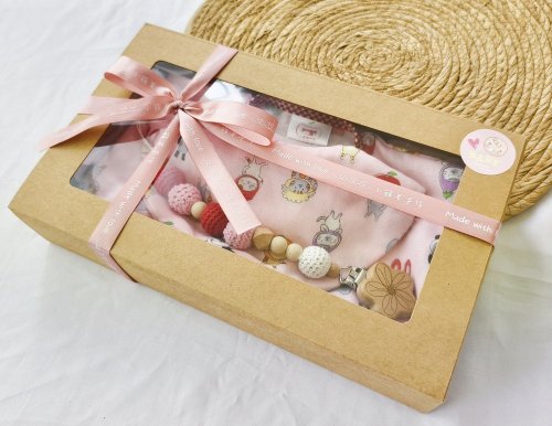 小蘋果手作 | 彌月禮盒 | 童裝 | 嬰幼兒用品 檯布×陸布【粉底百變貓咪】嬰幼兒禮盒
