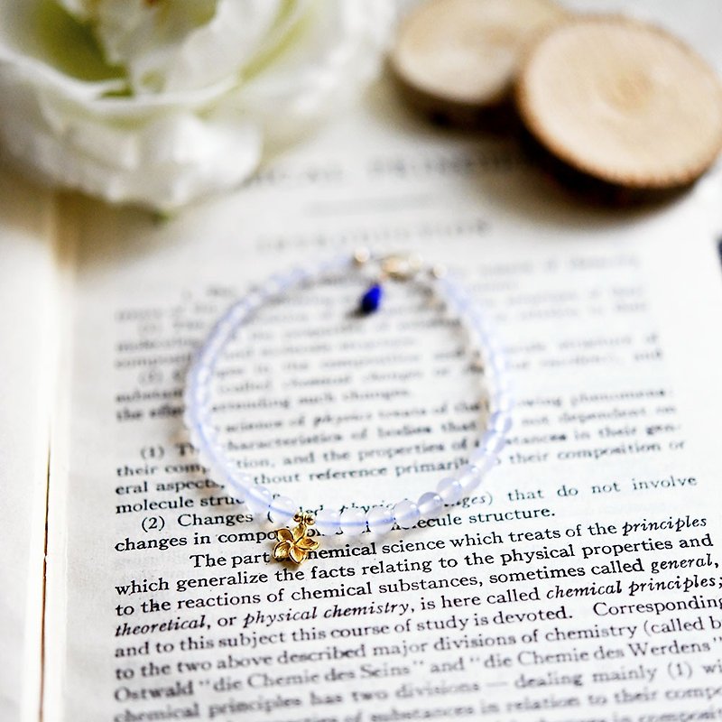 Stone chalcedony, symbolizing people's ties, lapis lazuli and plumeria bracelet - สร้อยข้อมือ - เครื่องเพชรพลอย สีน้ำเงิน
