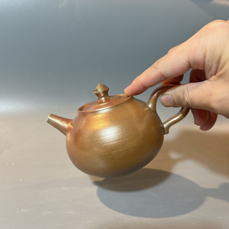 柴燒古樸落灰金彩茶壺 / 小平凡手作 - 茶壺/茶杯/茶具 - 陶 