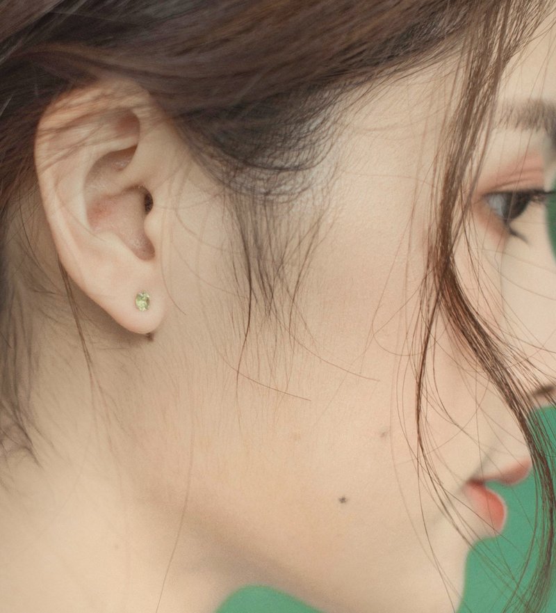 Peridot 925 sterling silver claw-set earrings - ต่างหู - เงินแท้ สีเขียว