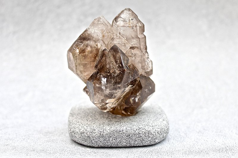 Shizai-Tea crystal backbone-with base - ของวางตกแต่ง - เครื่องเพชรพลอย สีนำ้ตาล