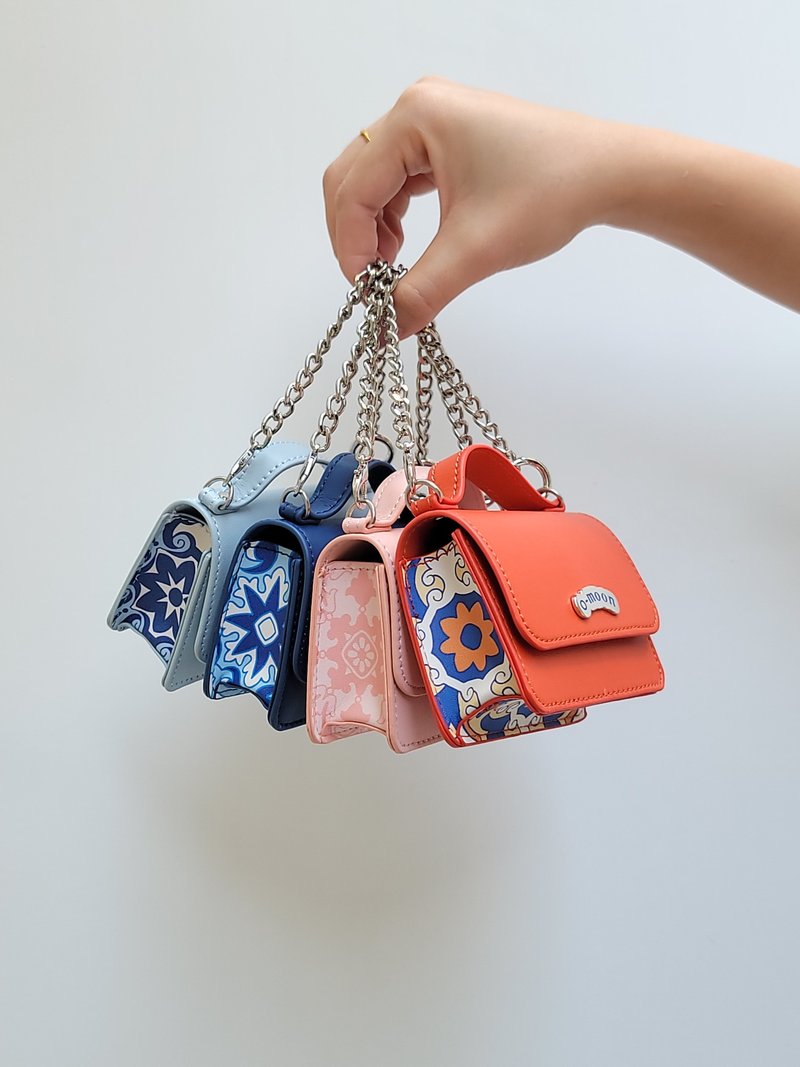 Macau color mini chain bag decorative bag earphone bag Portuguese style dopamine wrist bag - กระเป๋าใส่เหรียญ - หนังเทียม หลากหลายสี