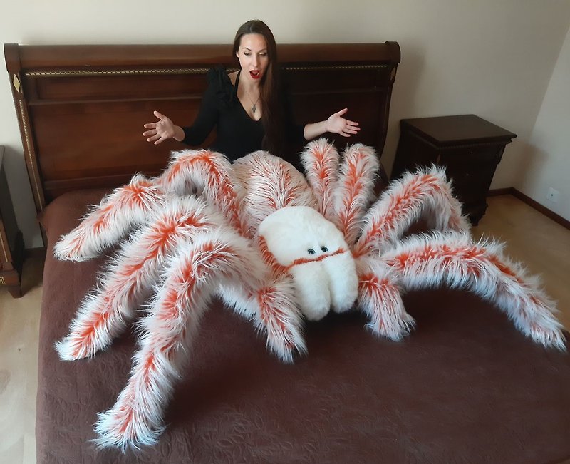 Spider Sleeping Plush- Monster Home Decor- Extra Large Tarantula- Faux Fur Doll - 公仔模型 - 其他材質 