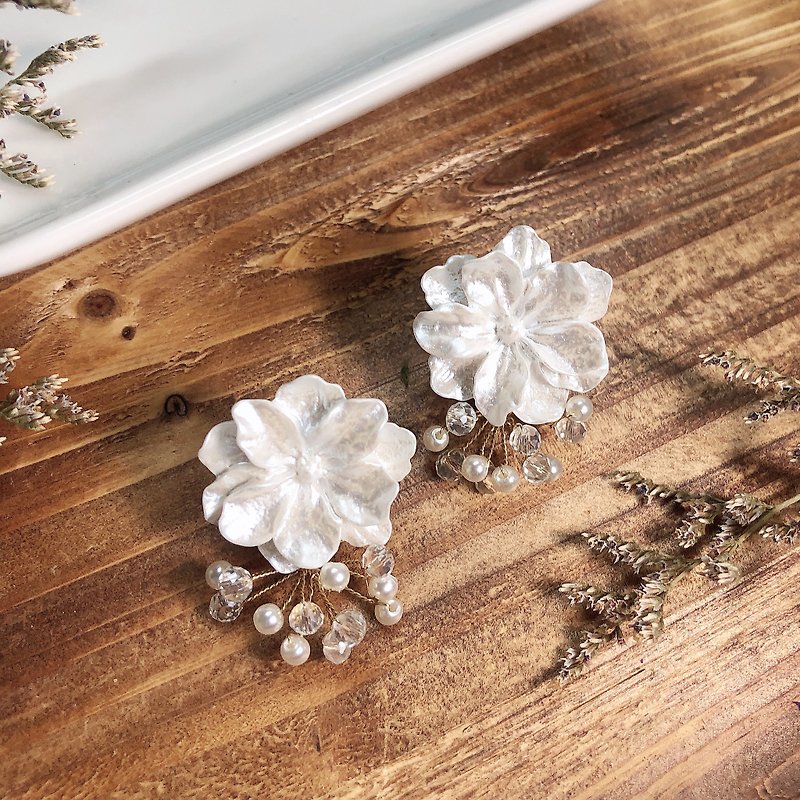 Classic Retro White Rose Earrings Ear Clip Wedding Bridesmaid gifts  Birthday - ต่างหู - วัสดุอื่นๆ ขาว
