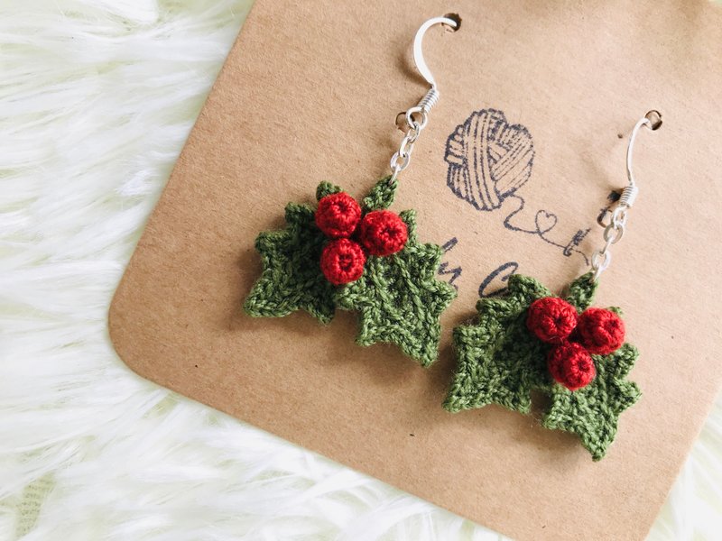 Christmas Gift, Holly Leaves and Berries Crochet Earrings, Christmas Earrings - 耳環/耳夾/耳骨夾 - 繡線 綠色