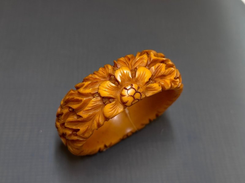 Bakelite carved bracelet - Bracelets - Plastic 