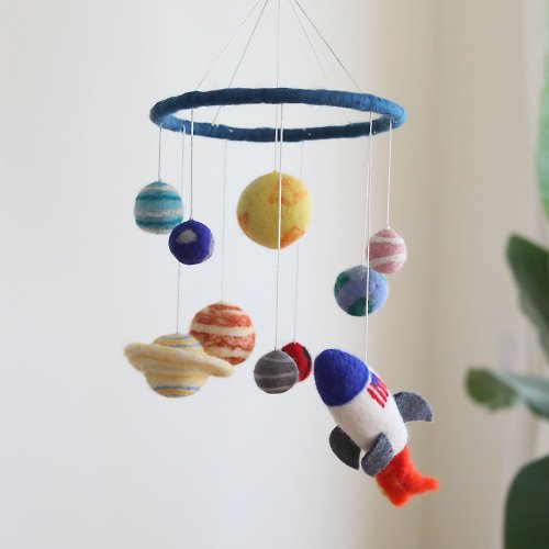 安選物羊毛氈 Ganapati Crafts Co. 羊毛氈嬰兒床吊飾 - 火箭與太陽系