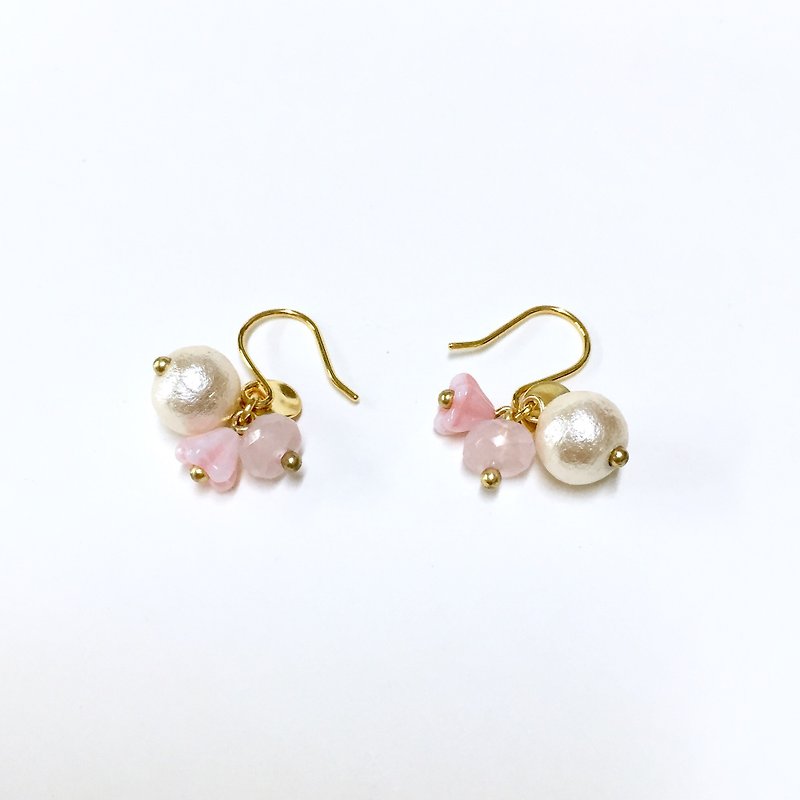 【Ruosang】Little peach blossoms. Cotton pearls. Natural stone. Hand knock lettering earrings. No piercings are available. - ต่างหู - เครื่องเพชรพลอย สึชมพู