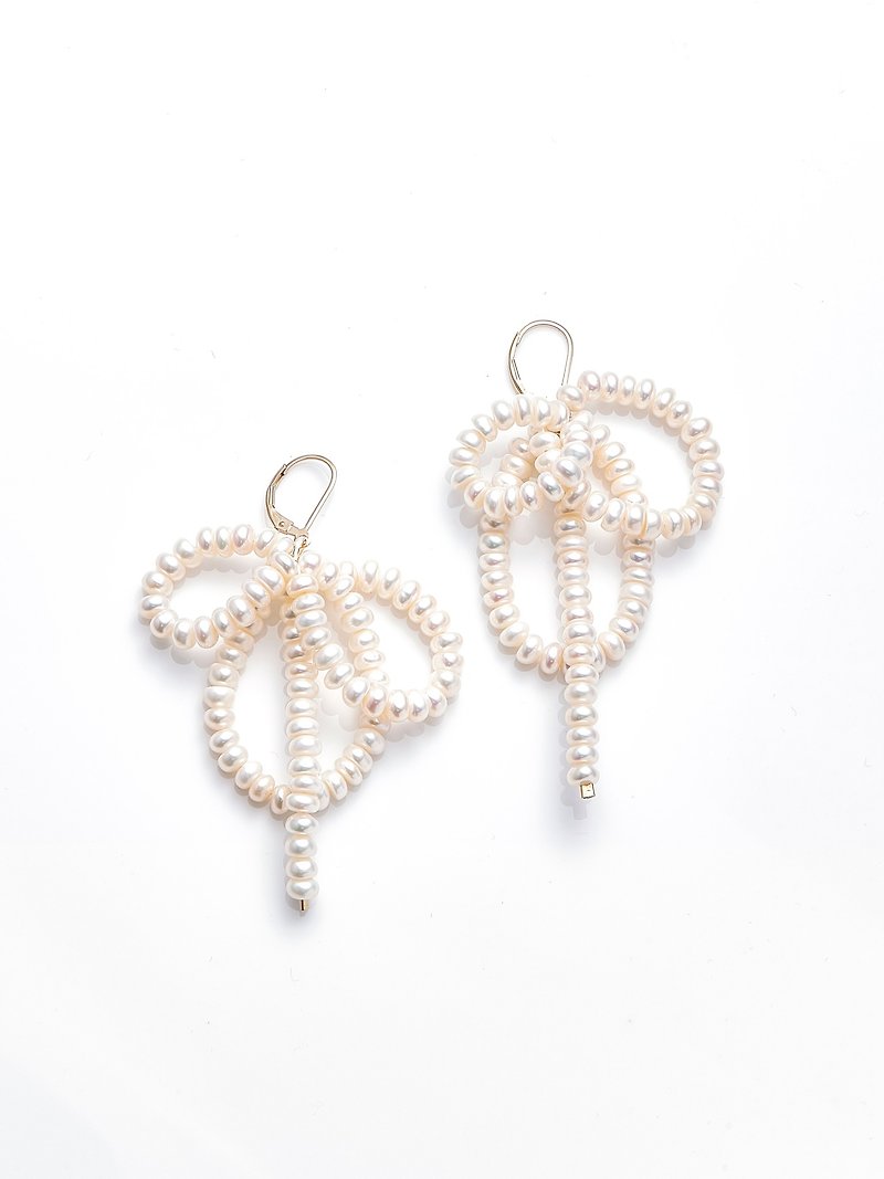 LESIS | Flower Pearl Earrings - 耳環/耳夾 - 珍珠 白色