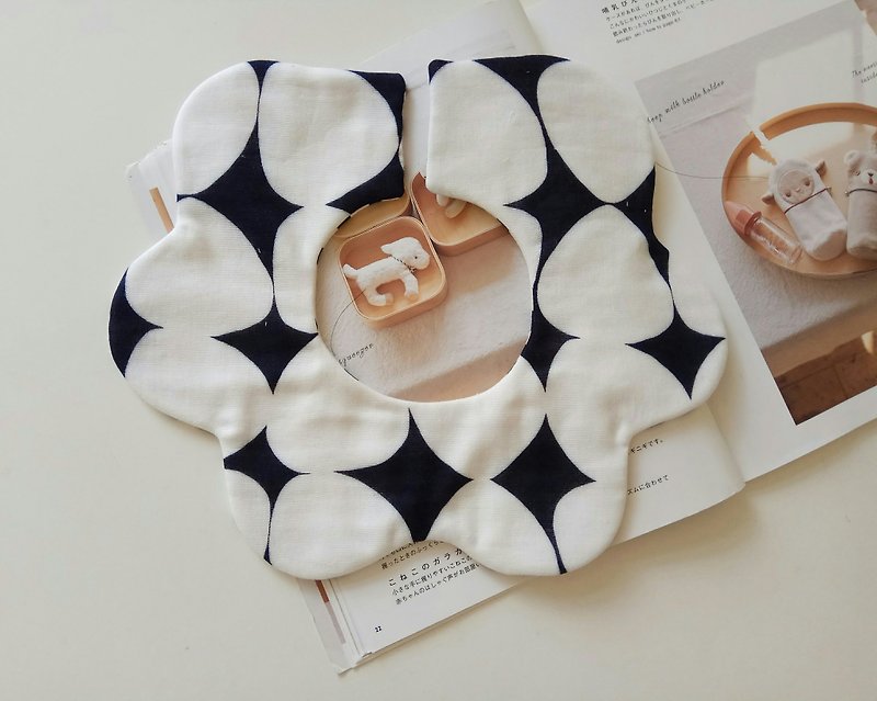 轉轉花兜 日本棉紗布 深藍底三角飯糰 360度花瓣圍兜  嬰兒圍兜 - 滿月禮物 - 棉．麻 多色