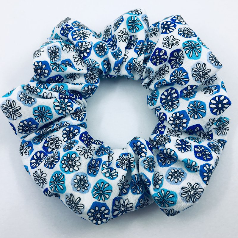 Floral pattern shish blue - เครื่องประดับผม - ผ้าฝ้าย/ผ้าลินิน สีน้ำเงิน