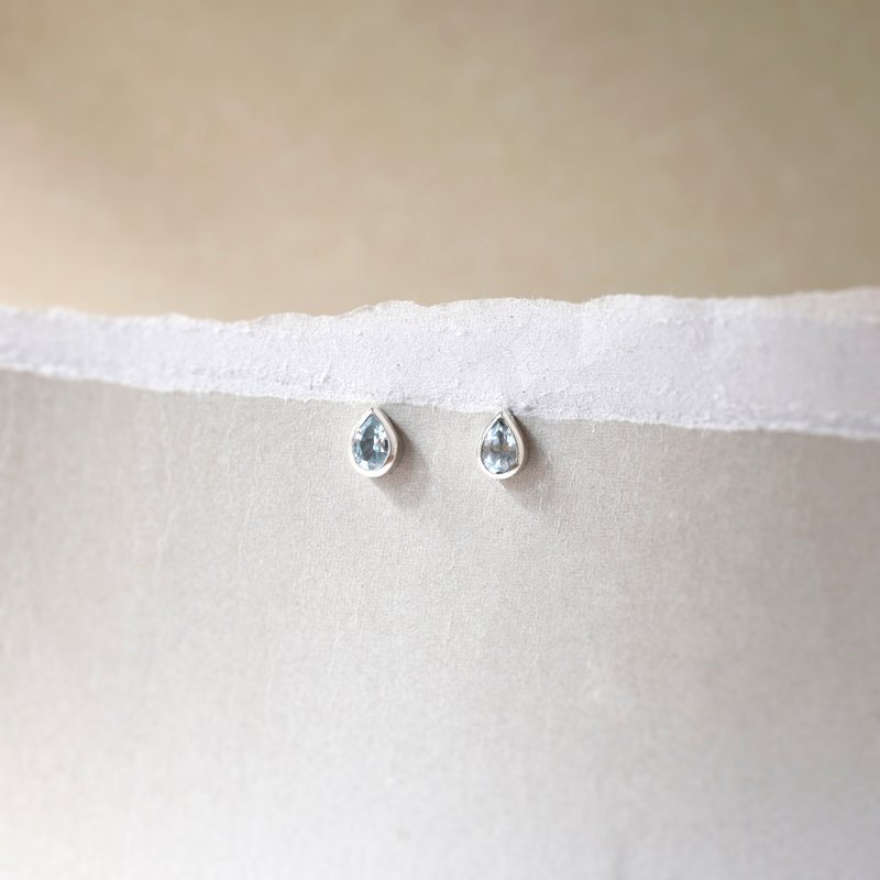 Handmade natural Topaz with sterling silver Stud Earring, November Birthstone - ต่างหู - เครื่องเพชรพลอย สีน้ำเงิน