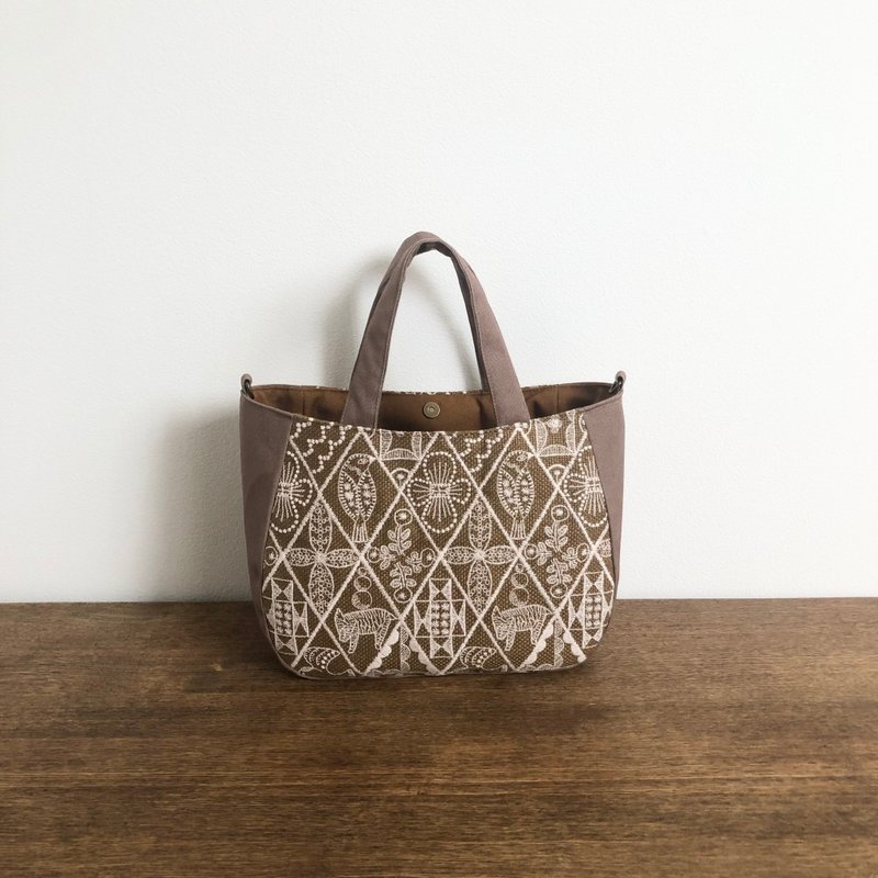 Made to order Round Tote Bag Mina Perhonen Symphony Handmade - Handbags & Totes - Cotton & Hemp Brown