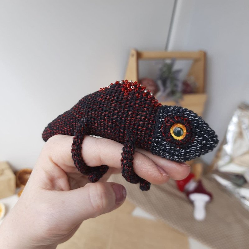 Reptile decor chameleon tiny stuffed animal toy. Black red reptile toy decor - ตุ๊กตา - ผ้าฝ้าย/ผ้าลินิน สีดำ