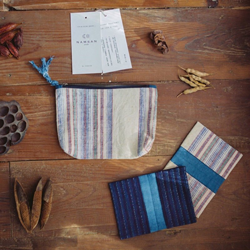 See | cotton hand-woven fabric striped environmental storage bag purse zipper bag natural plant blue dye - กระเป๋าคลัทช์ - ผ้าฝ้าย/ผ้าลินิน ขาว