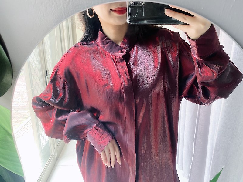 Dark red metal henley collar vintage silky shiny gloss shirt shirt blouse vintage Shirt - เสื้อเชิ้ตผู้หญิง - ผ้าไหม สีแดง