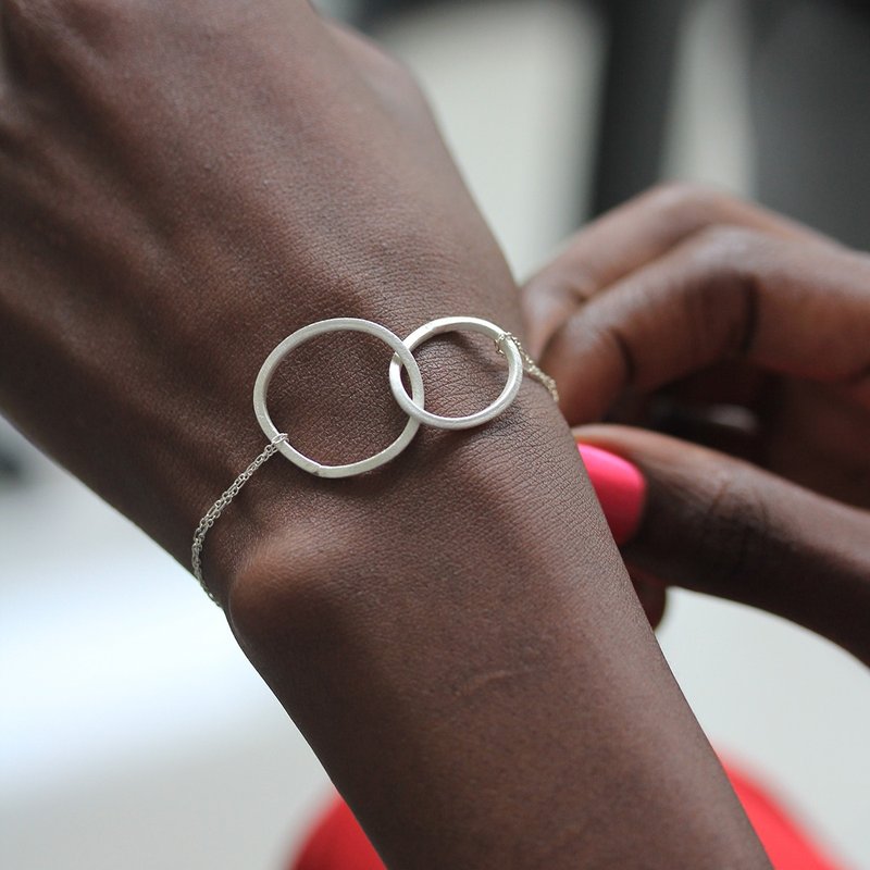 Handmade silver interlocked oval loops on silver chain bracelet (B0055) - 手鍊/手鐲 - 銀 銀色