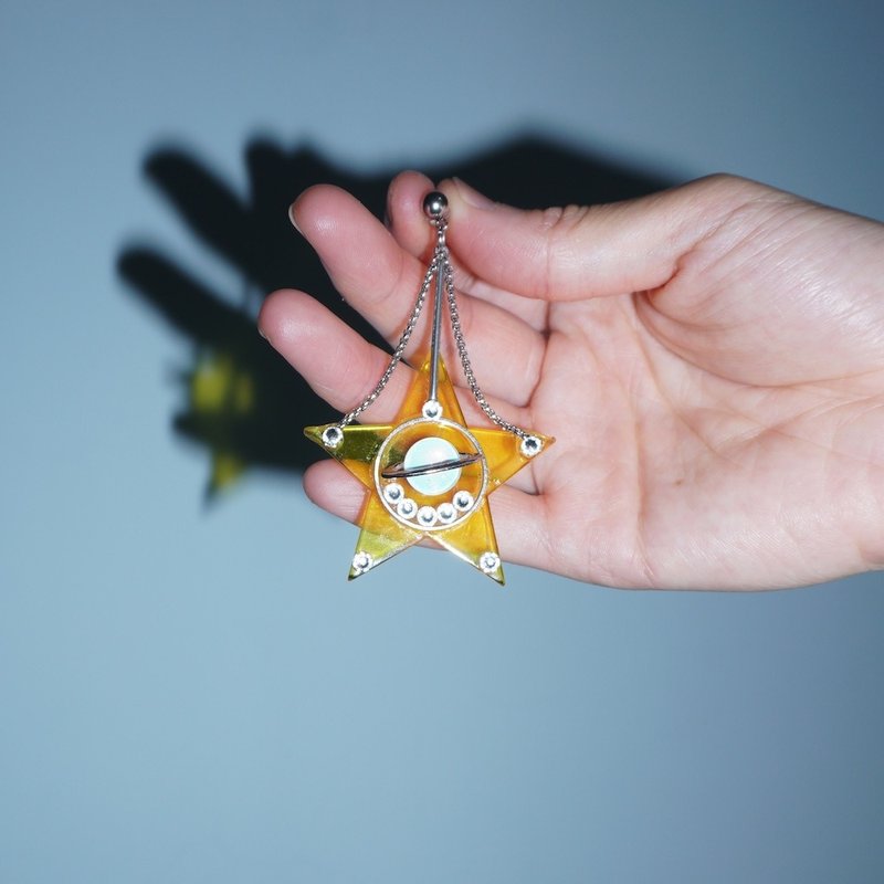 星星蕩鞦韆 黃色可愛吊墜耳環 - 耳環/耳夾/耳骨夾 - 壓克力 黃色